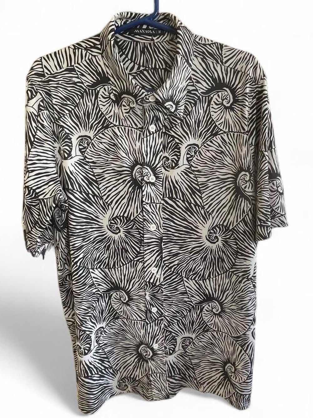 NWOT Men’s Manaola “Aloha On The Green” Button Down Shirt M